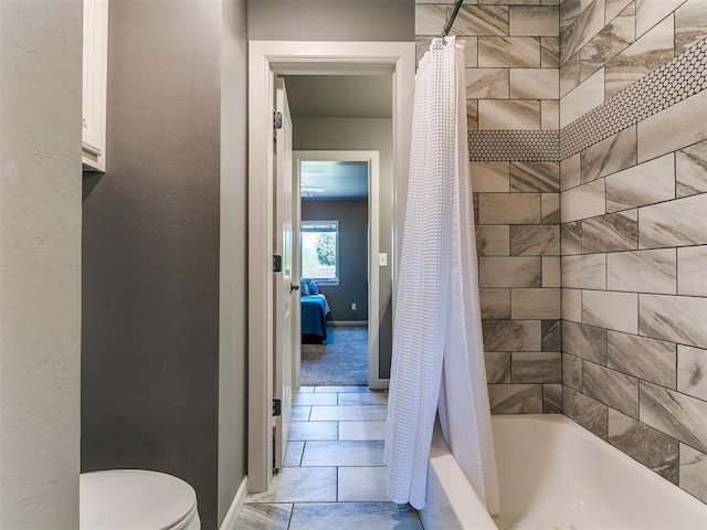 14210 Jack Rabbit Trl, Arcadia, OK 73007 - bathroom with shower / bath combination with curtain, toilet, and baseboards