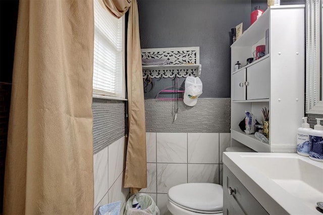 3117 Lazy Ln, Del City, OK 73115 - bathroom featuring tile walls, toilet, and vanity