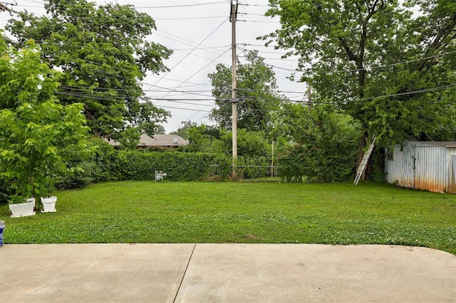 3117 Lazy Ln, Del City, OK 73115 - view of grassy yard featuring a patio area