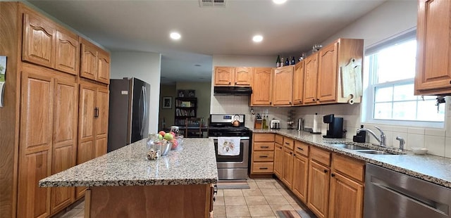 36797 N 56th Hwy, Okemah, OK 74859 - kitchen featuring appliances with stainless steel finishes, under cabinet range hood, a sink, decorative backsplash, and recessed lighting