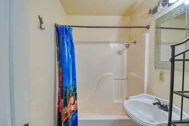 1110 Lollar Dr, Maysville, OK 73057 - full bath featuring a textured wall, a sink, and a textured ceiling