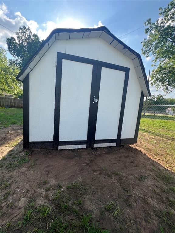 414 N 1st St, Tecumseh, OK 74873 - view of shed