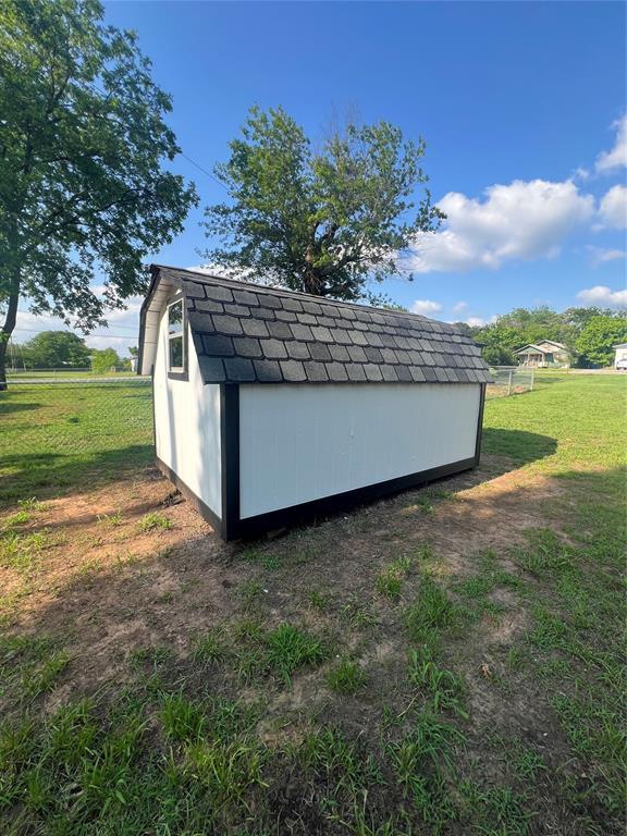 414 N 1st St, Tecumseh, OK 74873 - view of shed
