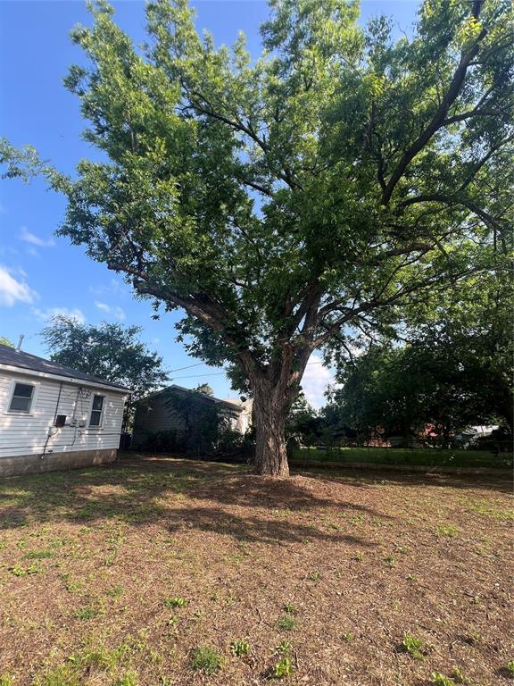 414 N 1st St, Tecumseh, OK 74873 - view of yard
