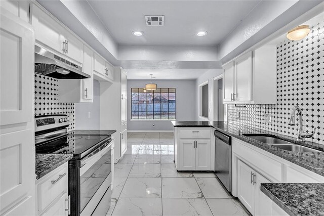 8116 NW 82nd St, Oklahoma City, OK 73132 - kitchen with stainless steel appliances, under cabinet range hood, a sink, a peninsula, and light marble finish flooring