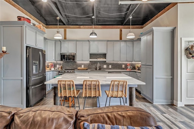 2336 County Road 1222, Blanchard, OK 73010 - kitchen with stainless steel appliances, gray cabinets, a sink, and decorative backsplash