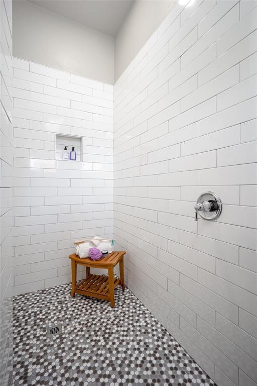 1225 N Nature Way, Mustang, OK 73064 - full bathroom featuring a tile shower