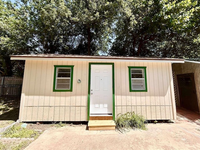 1312 N Carol Ln, Oklahoma City, OK 73127 - view of front facade featuring an outbuilding and entry steps