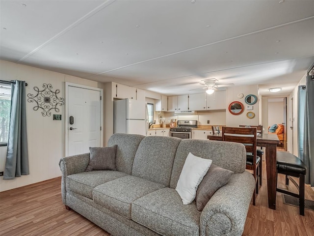332 Royal Ln, Canadian, OK 74425 - living room featuring light wood-style floors and ceiling fan