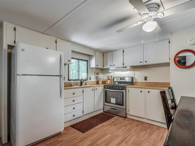 332 Royal Ln, Canadian, OK 74425 - kitchen featuring freestanding refrigerator, stainless steel gas range, light wood-type flooring, under cabinet range hood, and ceiling fan