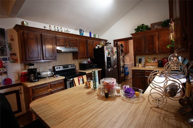 11332 Cimarron Dr, Oklahoma City, OK 73162 - kitchen featuring stainless steel appliances, under cabinet range hood, washer and clothes dryer, light countertops, and vaulted ceiling
