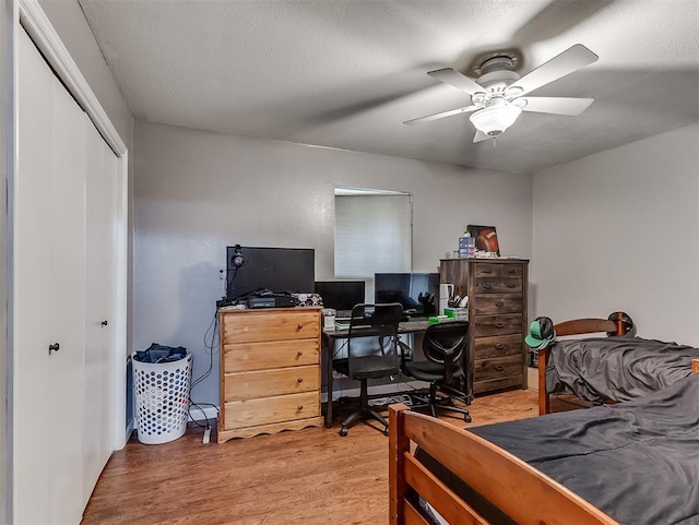 12601 Rock Springs Rd, Jones, OK 73049 - bedroom featuring light wood-style flooring, an office area, a closet, and ceiling fan