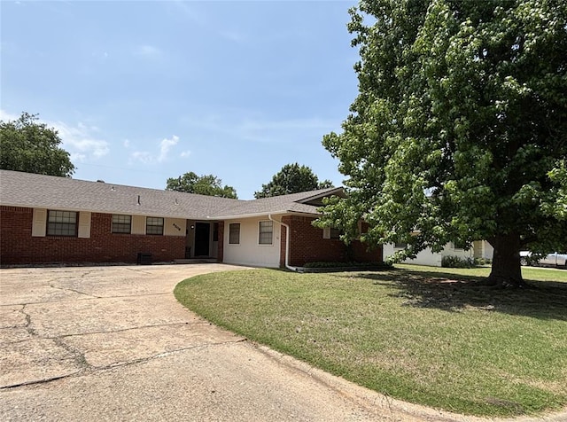 4308 NW 60th Pl, Oklahoma City, OK 73112 - view of front of home featuring brick siding, driveway, and a front lawn