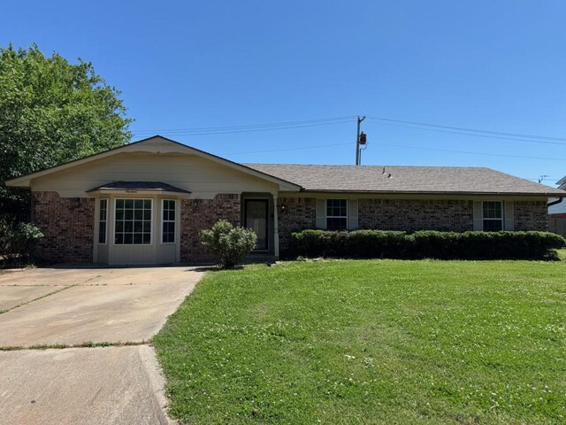 19 Mohican Cir, Shawnee, OK 74801 - ranch-style house with brick siding and a front yard