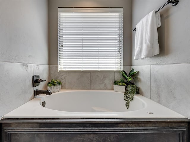 8109 NW 160th Ter, Edmond, OK 73013 - full bath featuring a garden tub