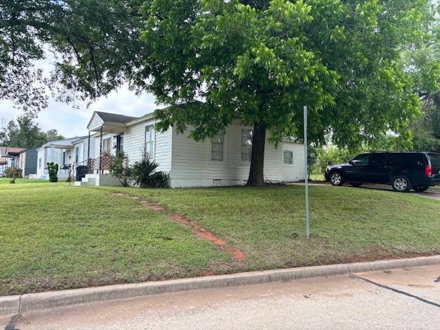3229 NE 14th Pl, Oklahoma City, OK 73117 - view of front of home with a front lawn and crawl space