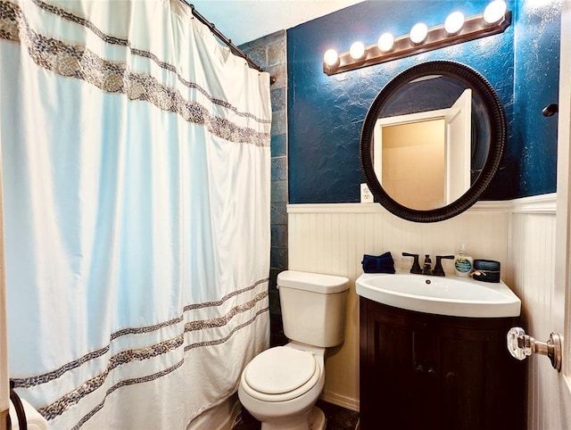 264 E Coe Dr, Midwest City, OK 73110 - full bath featuring wainscoting, toilet, vanity, and a shower with shower curtain