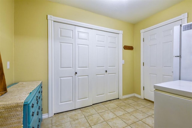 605 S Timber Ridge Dr, Cushing, OK 74023 - foyer featuring light tile patterned floors and baseboards