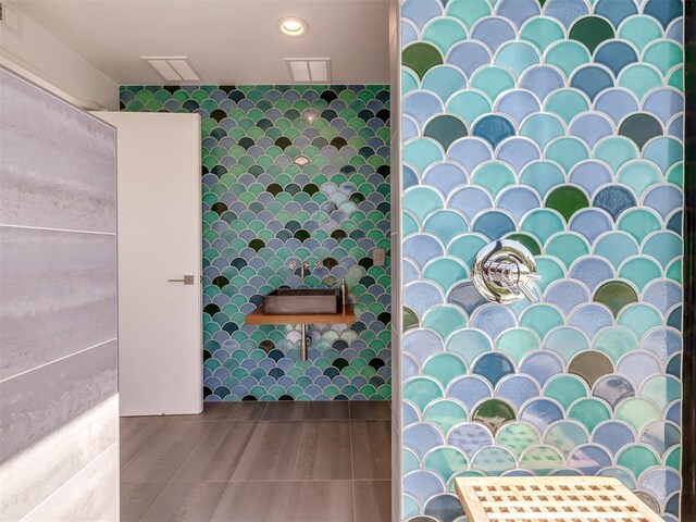 11300 N Westminster Rd, Jones, OK 73049 - bathroom featuring recessed lighting