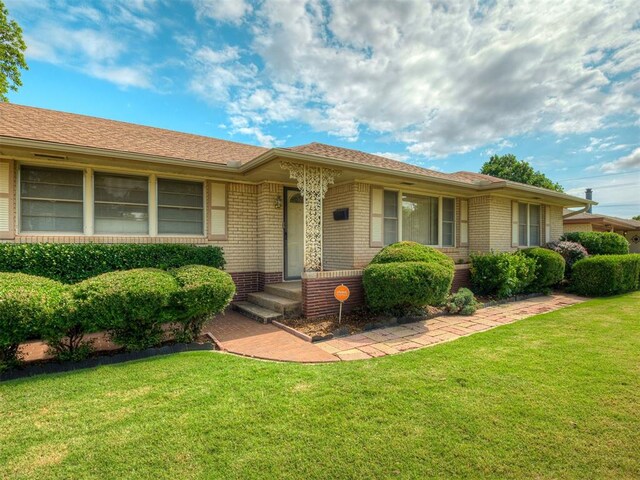 513 SW 57th St, Oklahoma City, OK 73109 - ranch-style house with brick siding and a front yard