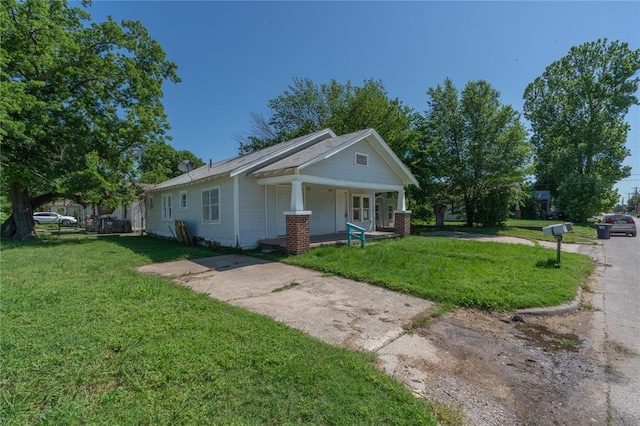 820 W Highland St, Shawnee, OK 74801 - view of front facade featuring a porch and a front yard