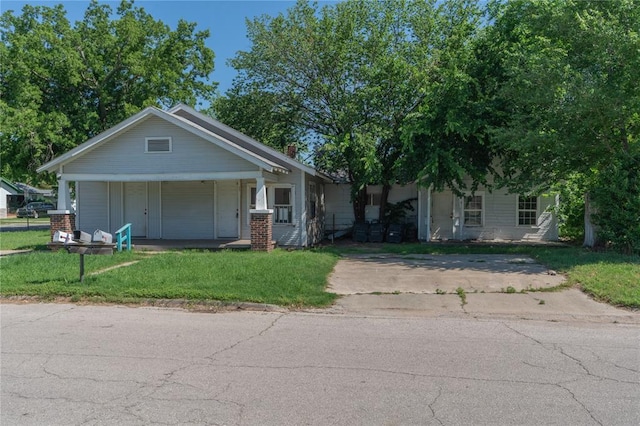 820 W Highland St, Shawnee, OK 74801 - view of front of property featuring covered porch and a front lawn