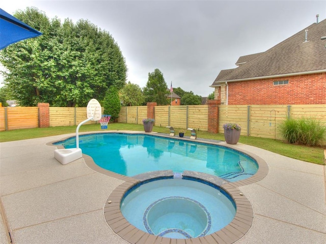 2508 Thunderwind Cir, Edmond, OK 73034 - view of swimming pool featuring a pool with connected hot tub, a fenced backyard, and a patio area