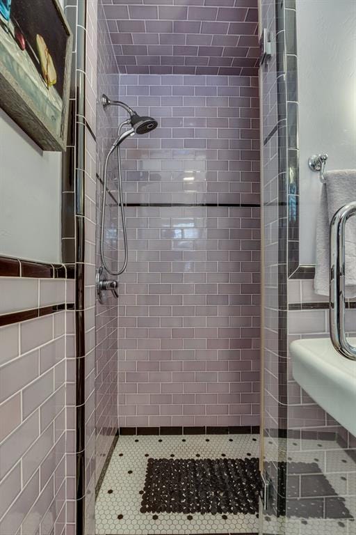 915 NW 40th St, Oklahoma City, OK 73118 - bathroom featuring a shower stall