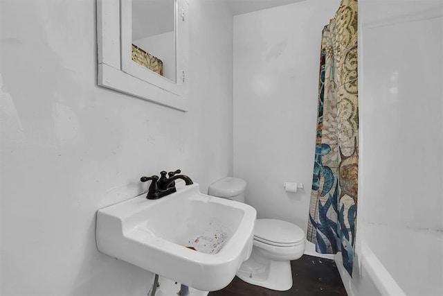 815 Hayes Ave, Clinton, OK 73601 - full bath with a sink, toilet, and shower / tub combo with curtain