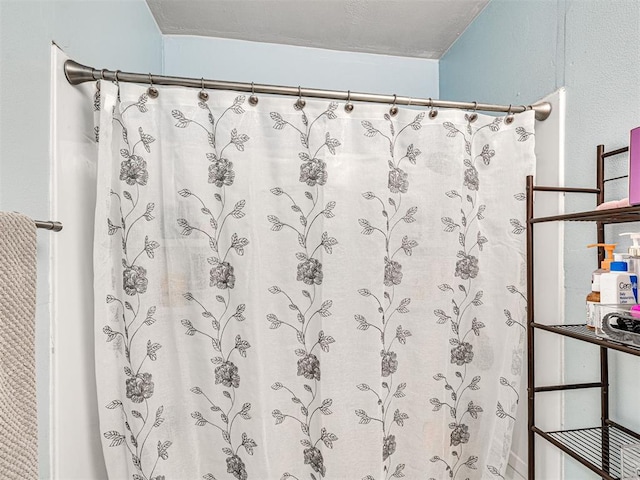 1810 Haynie Ln, Prague, OK 74864 - full bathroom featuring curtained shower