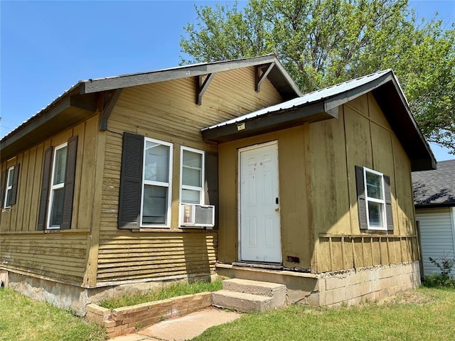 703 W B Ave, Elk City, OK 73644 - bungalow-style home featuring cooling unit