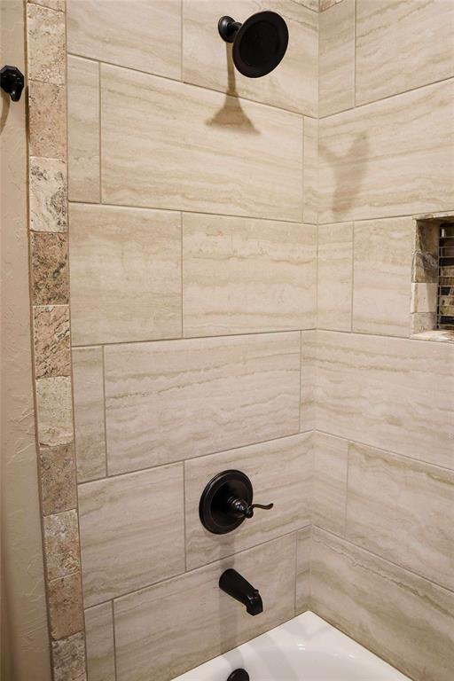 1417 Dustbowl Ln, Altus, OK 73521 - bathroom view of shower / bath combination