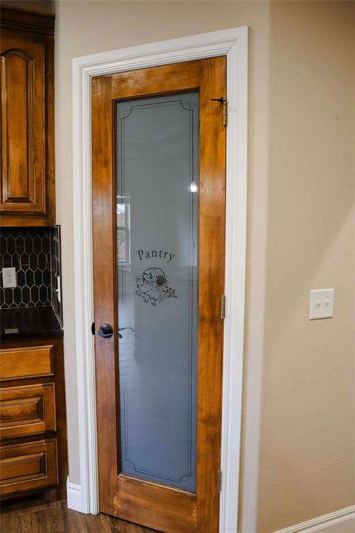 1417 Dustbowl Ln, Altus, OK 73521 - detailed view of backsplash and baseboards