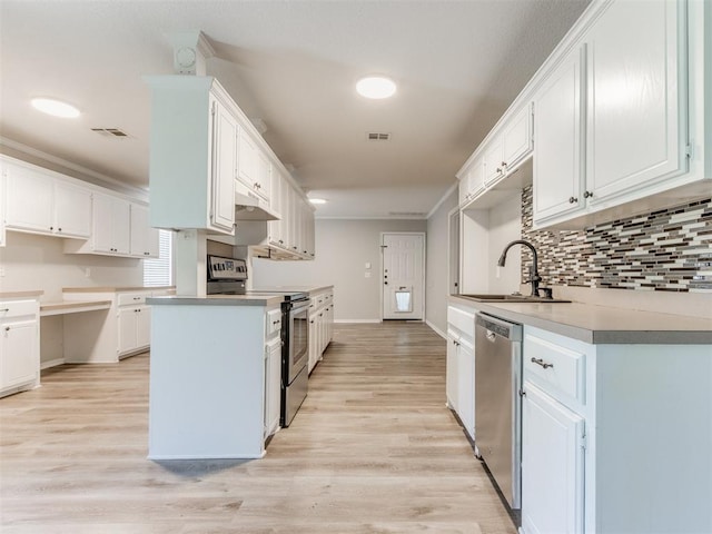 18 Whispering Meadows Rd, Shawnee, OK 74804 - kitchen featuring stainless steel appliances, a sink, tasteful backsplash, light wood-type flooring, and baseboards