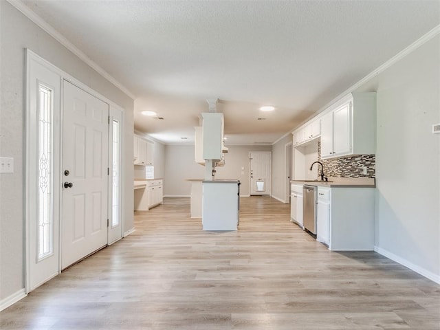 18 Whispering Meadows Rd, Shawnee, OK 74804 - foyer featuring crown molding, light wood-style flooring, baseboards, and recessed lighting