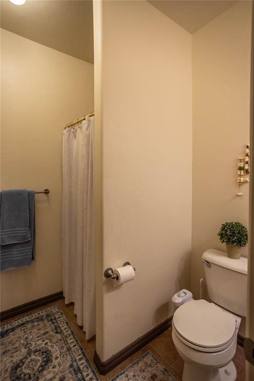 3417 Lyle Rd, Weatherford, OK 73096 - full bath featuring toilet, a shower with curtain, and baseboards