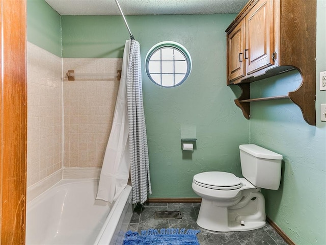 4205 Sooner Cir, Edmond, OK 73034 - bathroom featuring toilet, shower / tub combo, and baseboards