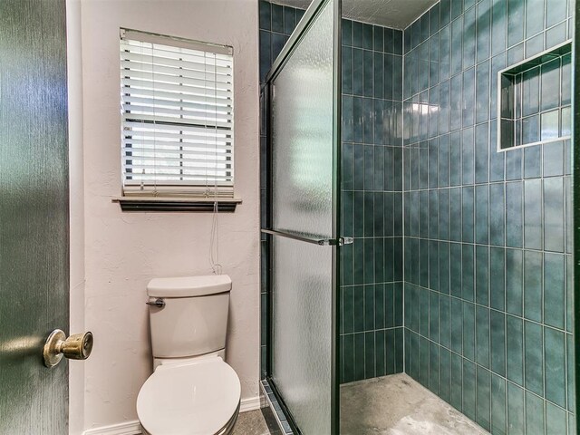 4205 Sooner Cir, Edmond, OK 73034 - bathroom featuring a stall shower, toilet, and baseboards
