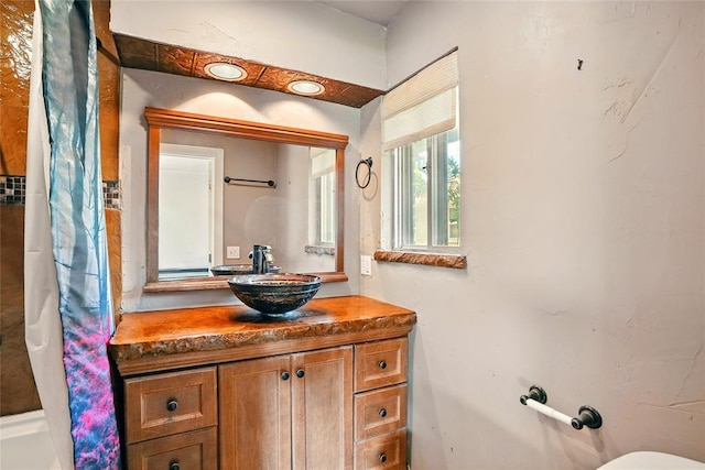 6005 NW Kingston Rd, Oklahoma City, OK 73122 - full bathroom featuring vanity, toilet, and a shower with shower curtain