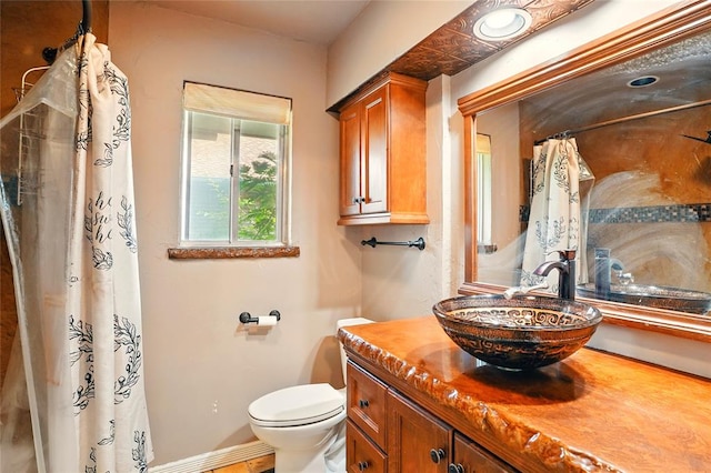 6005 NW Kingston Rd, Oklahoma City, OK 73122 - full bathroom featuring vanity, toilet, and a shower with shower curtain
