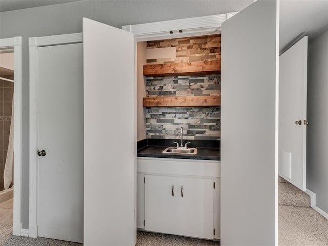 5101 Long Branch Ln, Edmond, OK 73034 - indoor wet bar featuring decorative backsplash