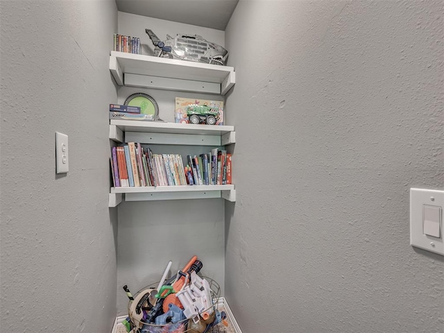 5101 Long Branch Ln, Edmond, OK 73034 - detailed view of baseboards