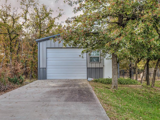 5608 Courtland Ln, Choctaw, OK 73020 - detached garage featuring driveway