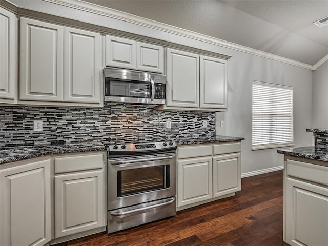 4033 NE 138th St, Edmond, OK 73013 - kitchen featuring stainless steel appliances, crown molding, backsplash, baseboards, and dark wood-type flooring