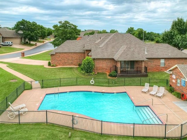 4033 NE 138th St, Edmond, OK 73013 - community pool with a patio