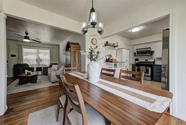 2805 SW 54th Pl, Oklahoma City, OK 73119 - dining space featuring a textured ceiling, light wood-type flooring, and a ceiling fan