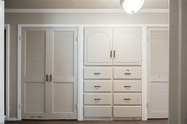 325 S Pine St, Crescent, OK 73028 - detailed view of crown molding