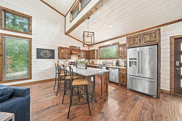168 Eagle Mountain Trl, Broken Bow, OK 74728 - kitchen featuring stainless steel appliances, light countertops, lofted ceiling, a sink, and a kitchen breakfast bar