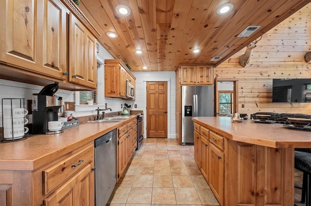 83 Bobber Rd, Broken Bow, OK 74728 - kitchen with appliances with stainless steel finishes, a sink, recessed lighting, a kitchen breakfast bar, and healthy amount of natural light