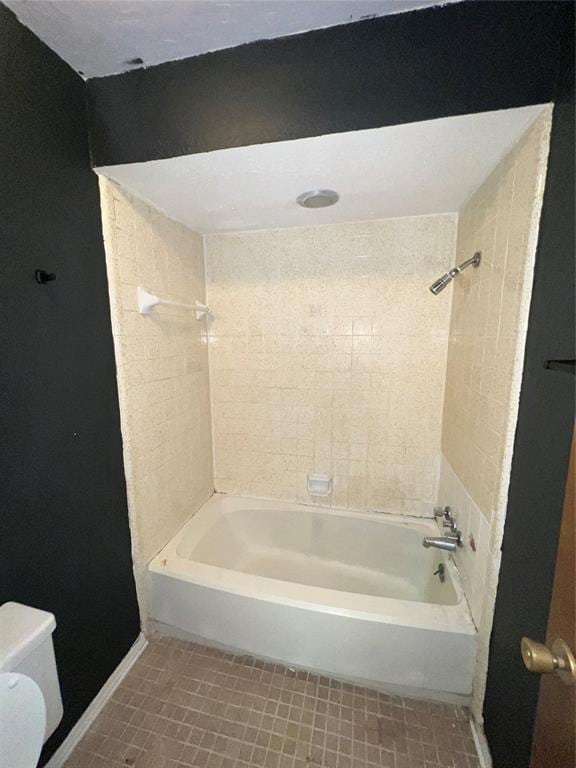 908 Linn Ln, Yukon, OK 73099 - full bath featuring toilet, tile patterned floors, washtub / shower combination, and baseboards
